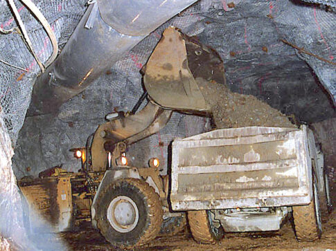 Chargement d’un camion à Cros-Gallet