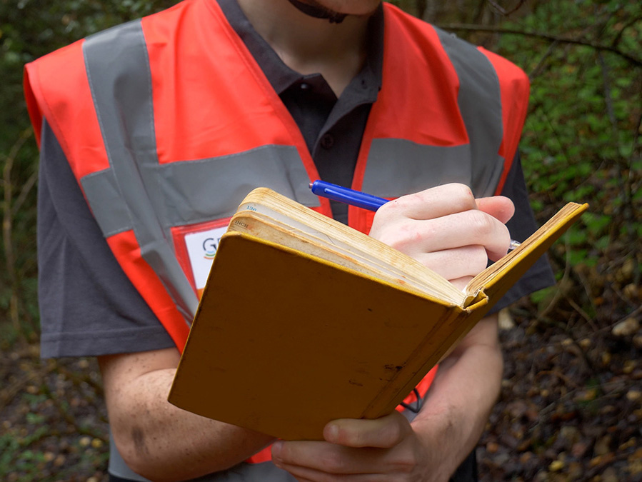 Report des observations du géologue sur son carnet de terrain