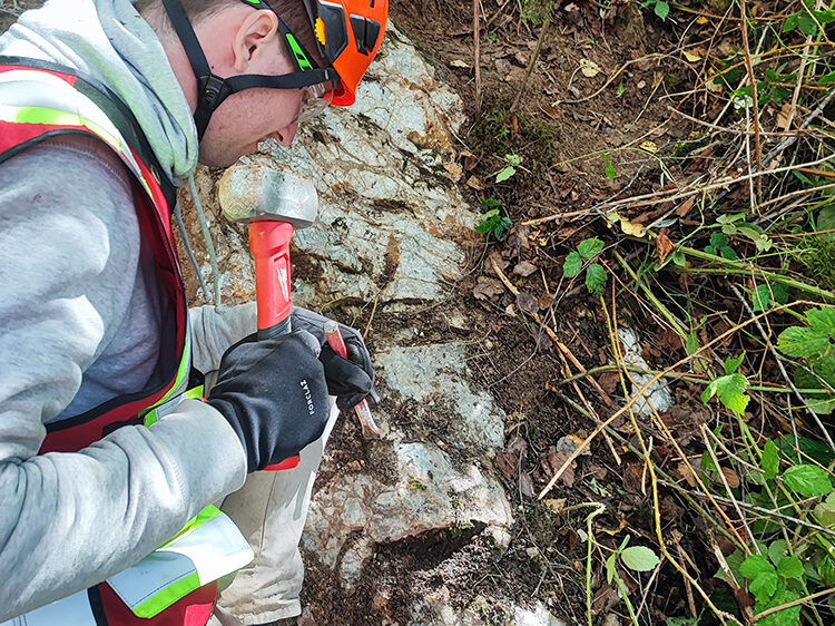 Échantillonnage au marteau sur un affleurement