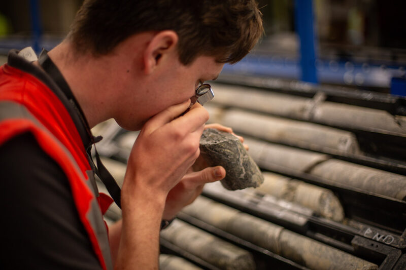 Examen d’un fragment de carotte à la loupe de géologue