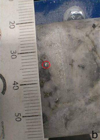 Sondage CMA0001 : or visible dans veine de quartz multiphasée blanche et grise à – 600 m dans l'extension latérale sud-ouest du dernier niveau minier souterrain à Pierrepinet Ouest, de 81,40 à 82,40 m.