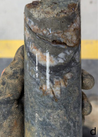 Sondage CMA0003 : Veine de quartz blanc avec sulfures (pyrite, arsénopyrite, galène) recoupant un paragneiss intensément séricitisé