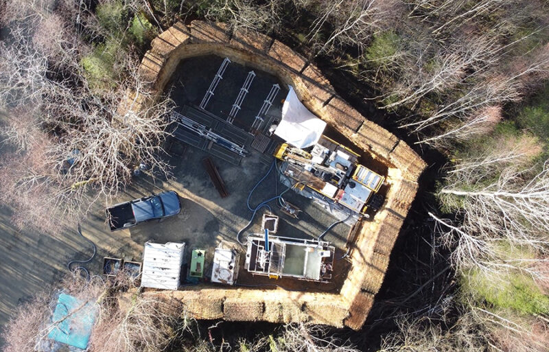 Vue aérienne du mur de paille érigé autour d’une plateforme de sondages